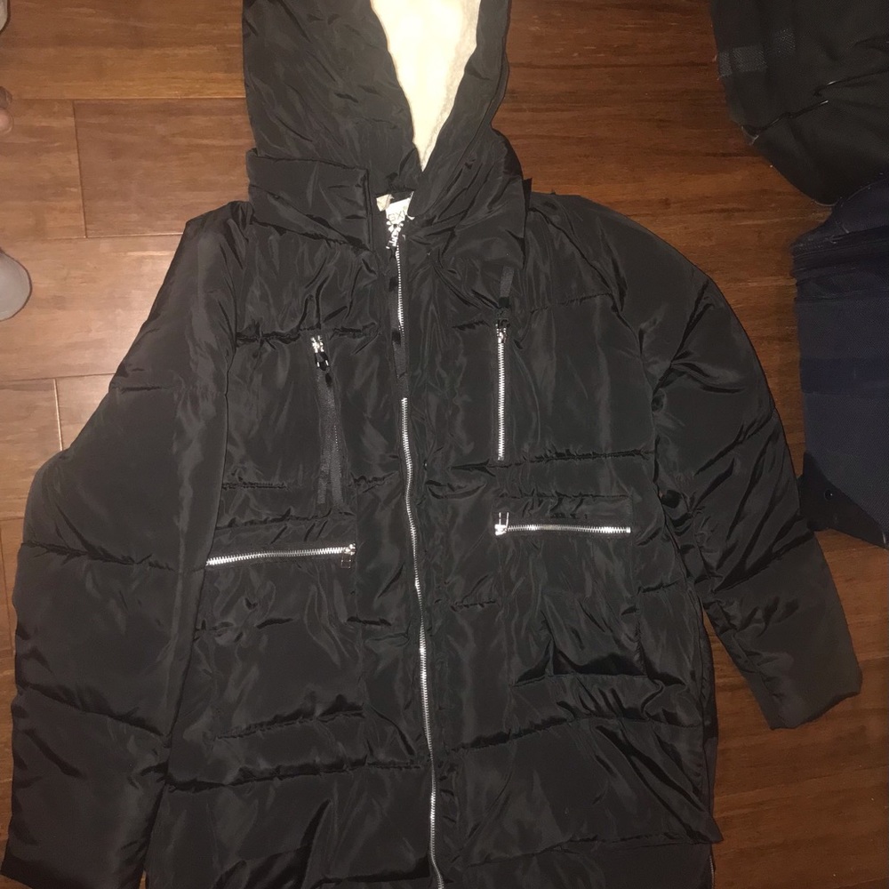 Dongxi Collection Women’s puffer coat (Size L/XL).